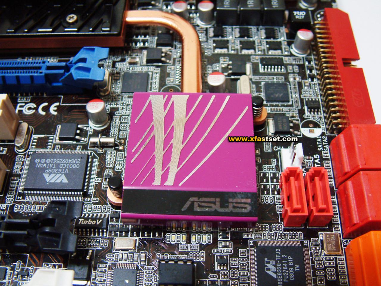 [30/09/2008] Am unteren Ende der Heatpipe findet sich der Southbridgekühler mit seiner pinken Abdeckung. (Bild: Chiphell.com)