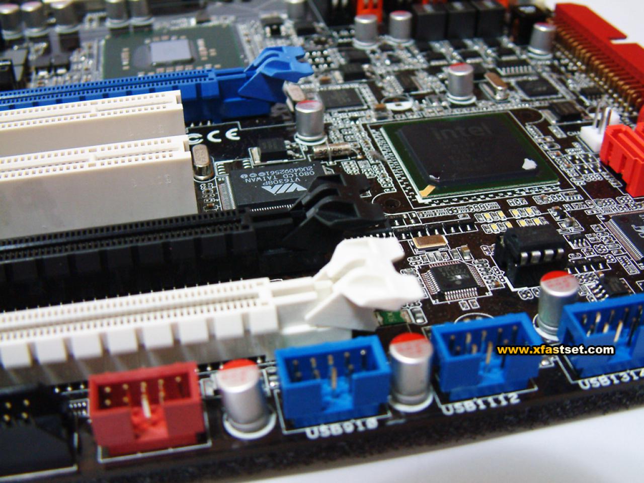 [30/09/2008] Am unteren Mainboardrand: Header für USB und Firewire(Bild: Chiphell.com)