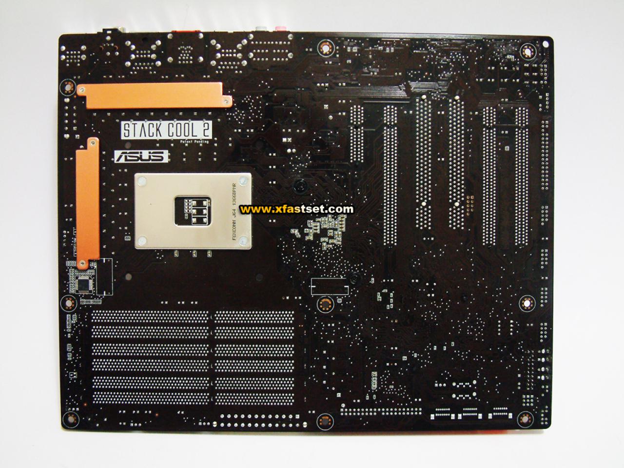 [30/09/2008] Die Rückseite. Gut zu sehen die Backplates unter den Spannungswandlern, die vermutlich die Kühlung verbessern sollen. Die Backplate unter dem Sockel findet sich bei allen LGA1366 Bords und dient der Verankerung der CPU-Halterung (Bild: Chiphell.com)