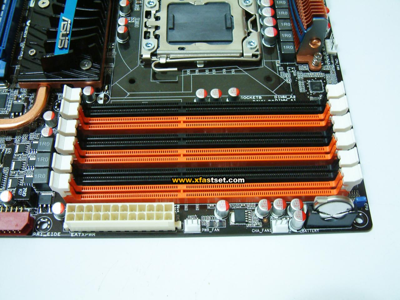 [30/09/2008] 6 DDR 3 Slots ermöglichen die Ausreizung des Core i7 Triple-Channel Interfaces.(Bild: Chiphell.com)