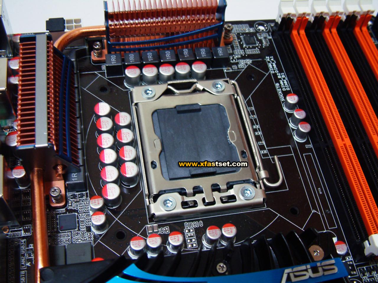[30/09/2008] Rund um den Sockel gruppieren sich 16 Phasen für die Versorgung der CPU und 2 weitere, ungekühlte für den integrierten Speichercontroller und QPI-Interface, hier unten links im Bild. (Bild: Chiphell.com)
