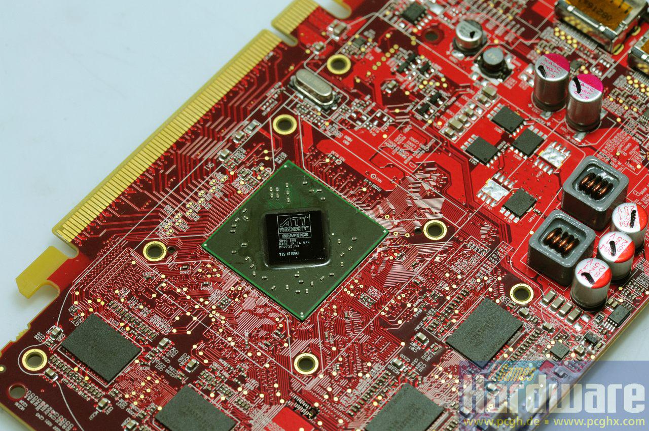 [09/09/2008] Die GPU der Radeon HD 4670 ist um 45 Grad gedreht auf dem grünen Substrat angebracht.