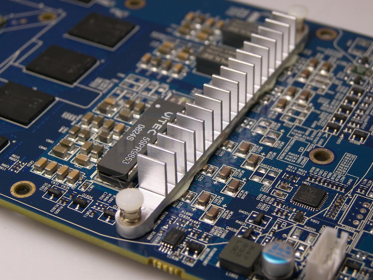 [24/09/2008] Sapphire HD 4870 Toxic: Die VRMs werden zusätzlich gekühlt (Bild: PCGH)