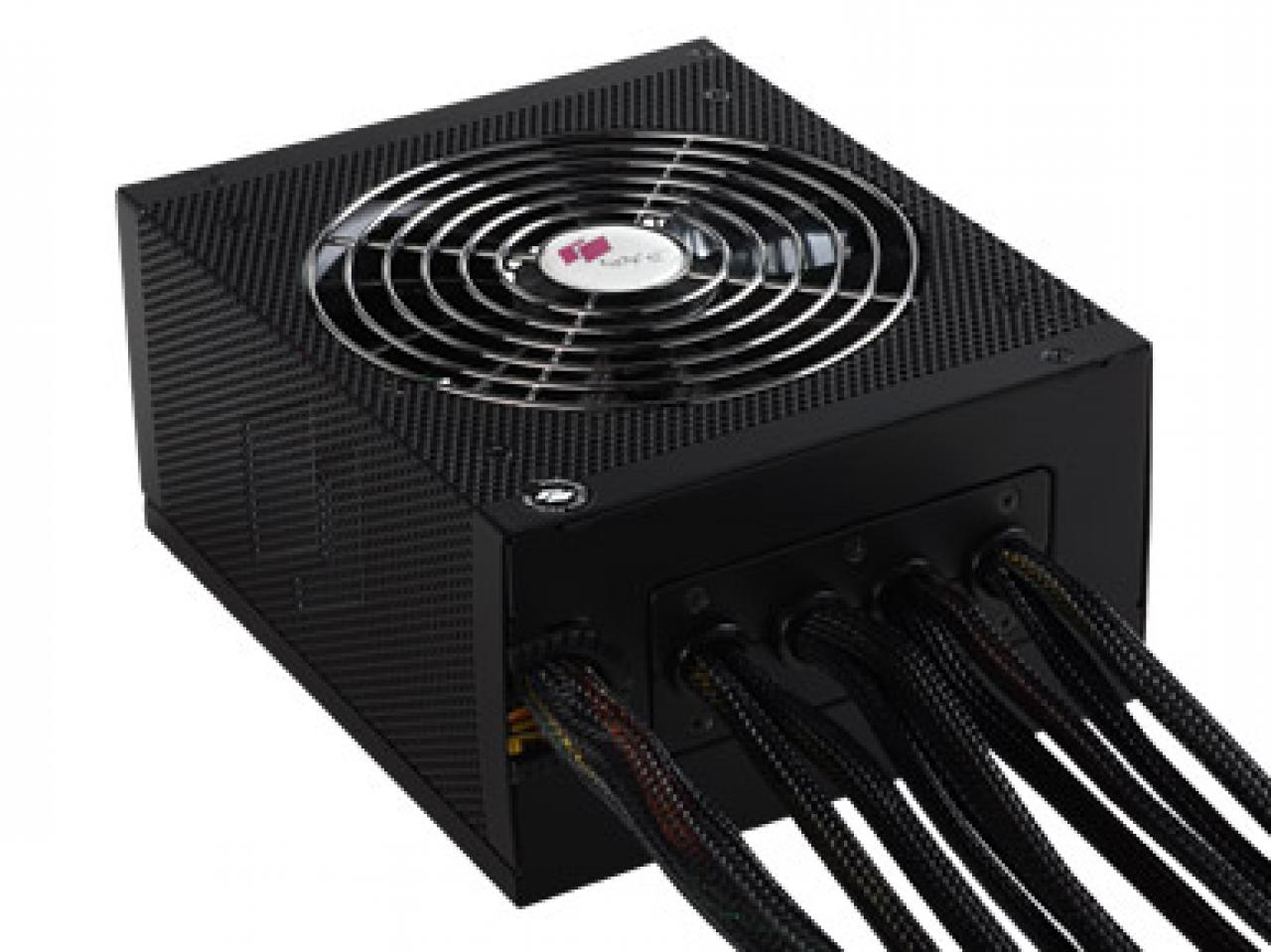 [30/09/2008] Durch zahlreiche Anschlussmöglichkeiten eignen sich die Geräte sogar für SLI und Quad SLI