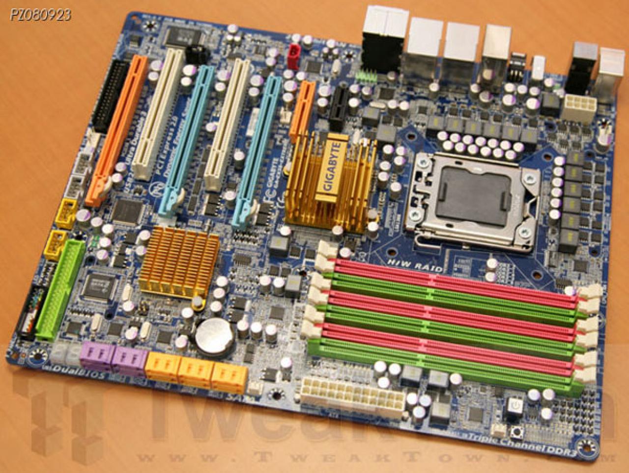 [29/09/2008] Gigabyte zeigt eine einfachere Kühllösung, als in der Vergangenheit zu sehen war. Dafür findet sich auf diesem mit GA-X58-Extreme bezeichneten Board die von gehobenen Gigabyte-Modellen gewohnte hohe Anzahl von Sata-Anschlüssen und auch die Verteilung der PCI-E x16 Slots macht einen ausgereifteren Eindruck. (Bild: Expreview.com)
