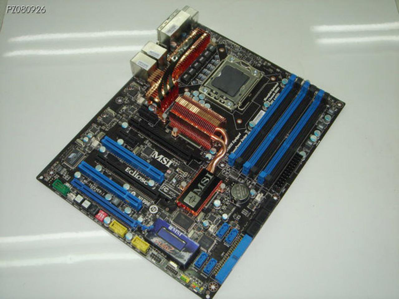 [29/09/2008] Das MSI Eclipse fällt vor allem durch ein großes Display im unteren Bereich auf. Zusätzlich scheint das I/O Panel keine Soundausgänge zu enthalten - ein Hinweis auf eine Bündelung mit einer Soundkarte. MSI hatte in der Vergangenheit mehrfach mit Creative zusammengearbeitet.(Bild: Expreview.com)