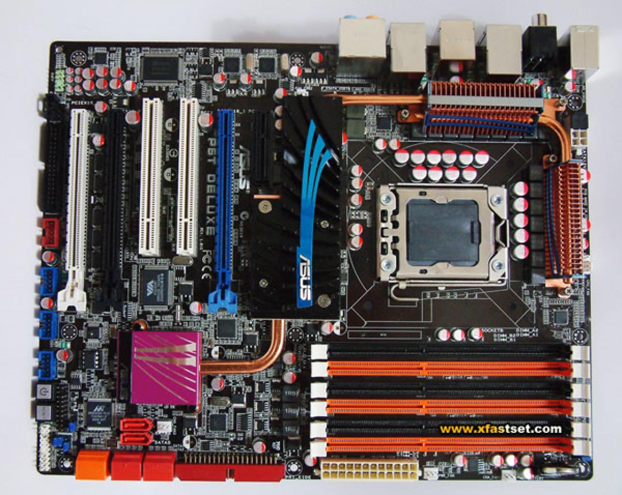 [29/09/2008] Das Asus P6T Deluxe hat sich im Vergleich zu früheren Bildern nicht verändert. Es bleibt bei 3 PCI-E x16, einem PCI-E x4, 2 PCI Slots und 6 RAM-Steckplätzen. (Bild: Expreview.com)