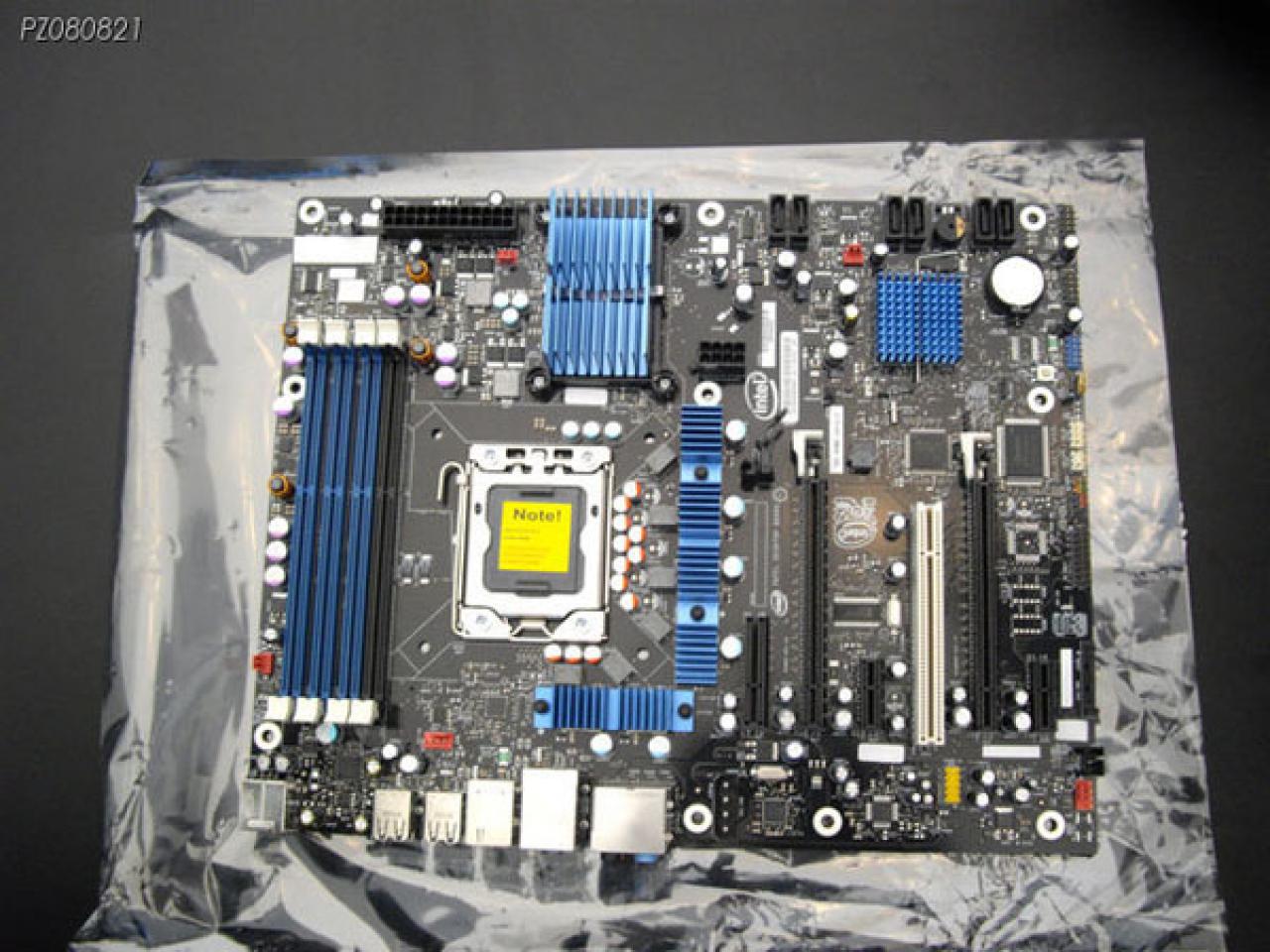 [29/09/2008] Intels DX58SO gibt sich gewohnt einfach mit nur 4 RAM-Slots und getrennten Kühlkörpern für Chipsatz und Spannungswandler. (Bild: Expreview.com)