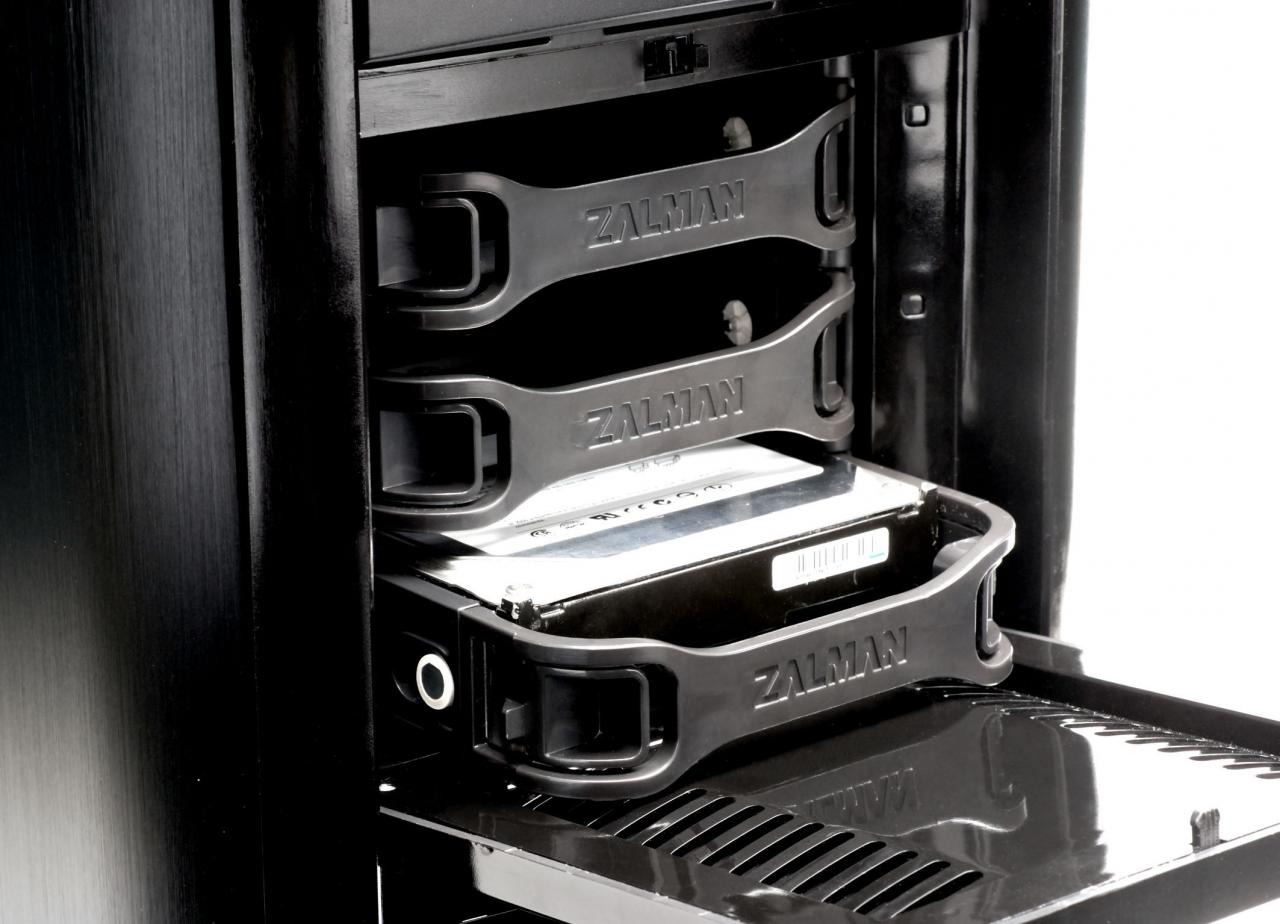 [18/09/2008] Zalman Big Tower Enclosure GS1000: Festplatten-Schacht