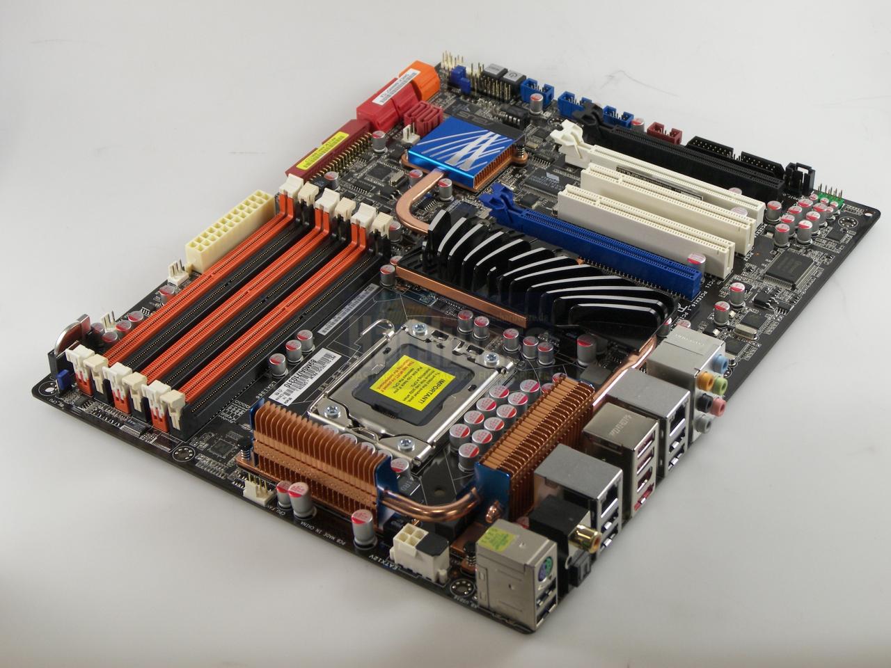 [07/10/2008] Asus P6T Deluxe (Bild: PCGH)