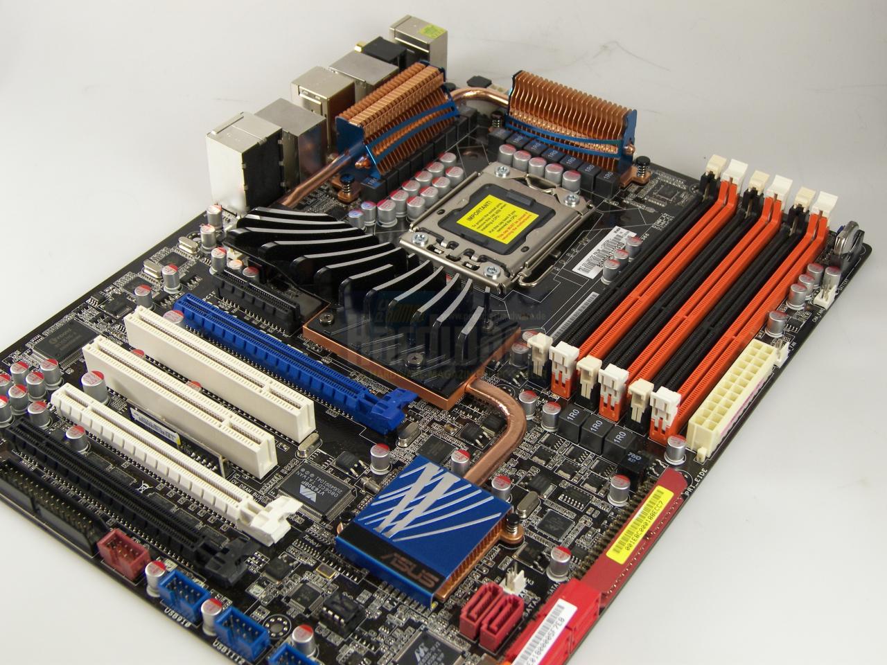 [07/10/2008] Asus P6T Deluxe (Bild: PCGH)
