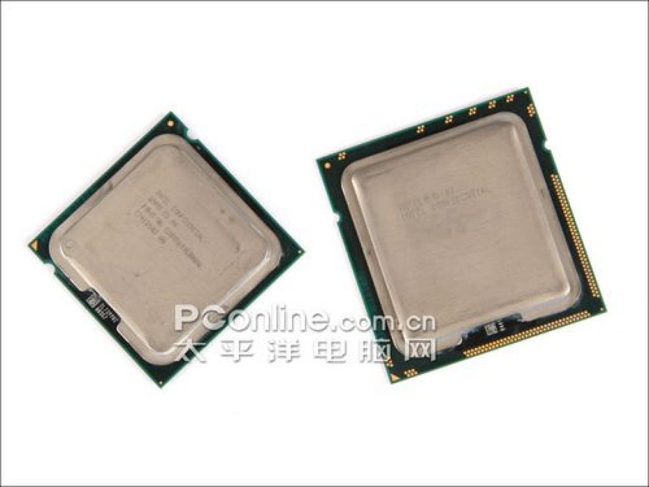 [14/10/2008] Das Testmuster des Intel Core i7 940 auf der rechten Seite neben einer Sockel 775-CPU. (Bild: pconline.com.cn)
