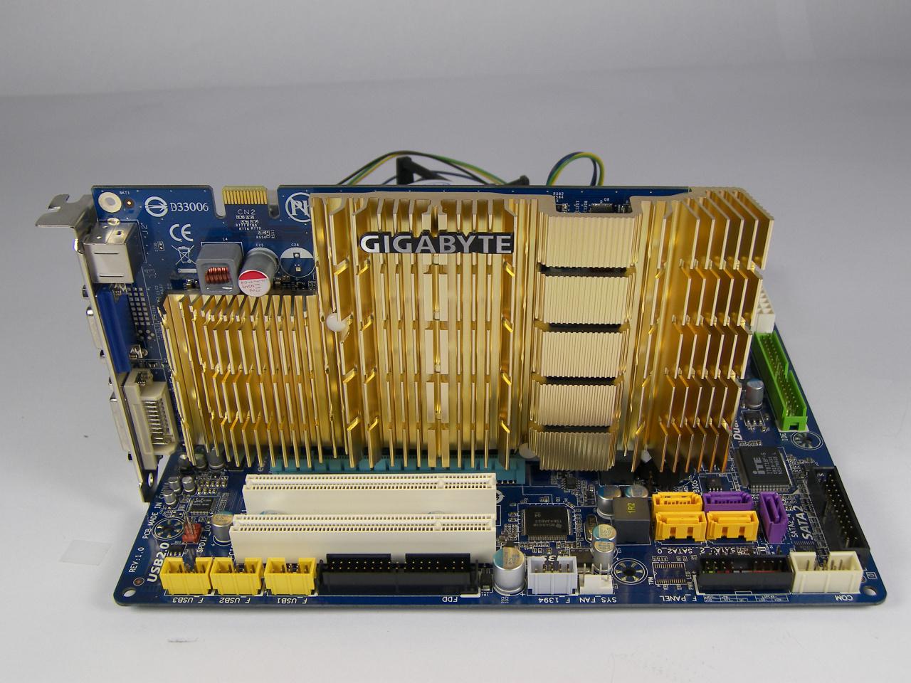 [15/10/2008] Gigabyte E7AUM-DS2H (Bild: PCGH)