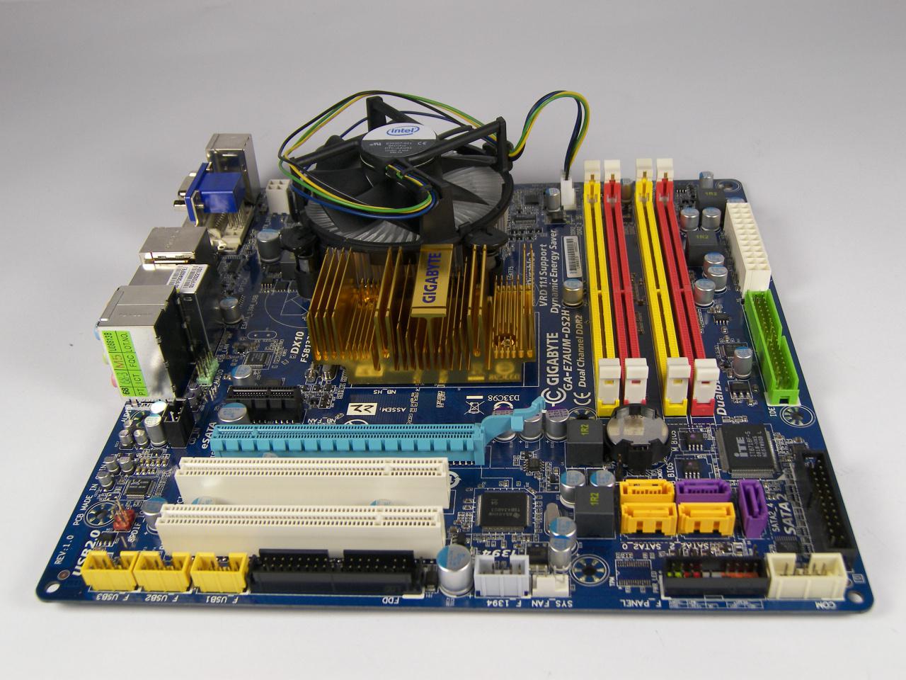 [15/10/2008] Gigabyte E7AUM-DS2H (Bild: PCGH)