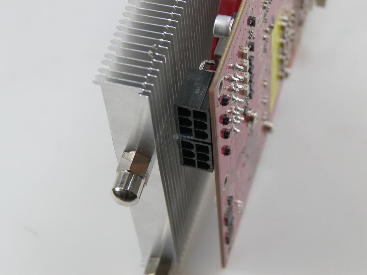 [28/10/2008] Radeon HD 4870: Schwer erreichbare Stromanschlüsse aufgrund der Länge des Scythe Musashi