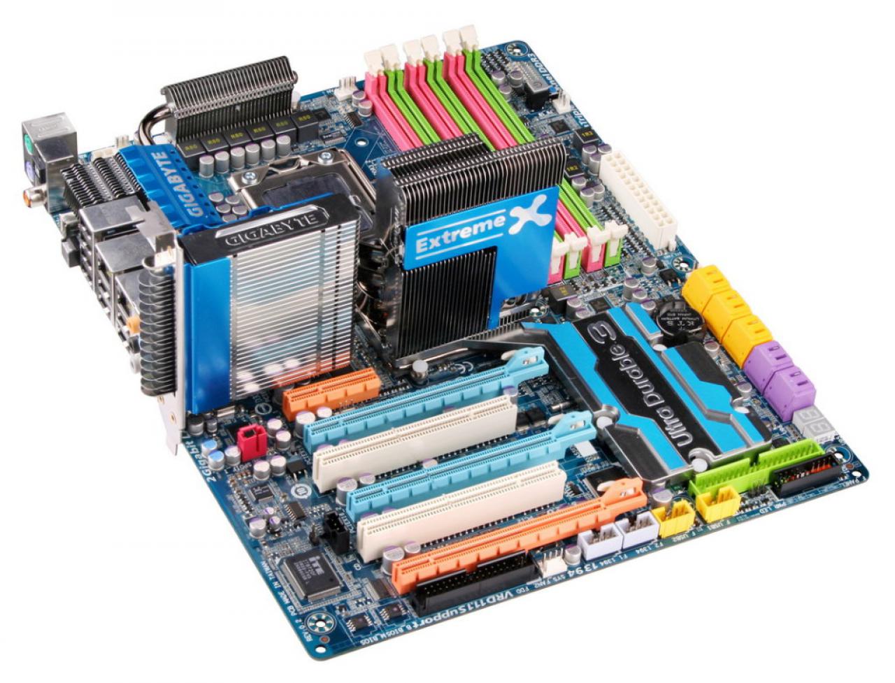 [02/10/2008] Gigabyte hat die Kühllösung des GA-EX58-Extreme kräftig überarbeitet.