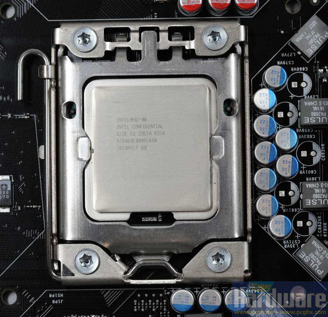 [15/10/2008] So sieht eine Core i7-CPU verbaut in einem Sockel 1366 aus.