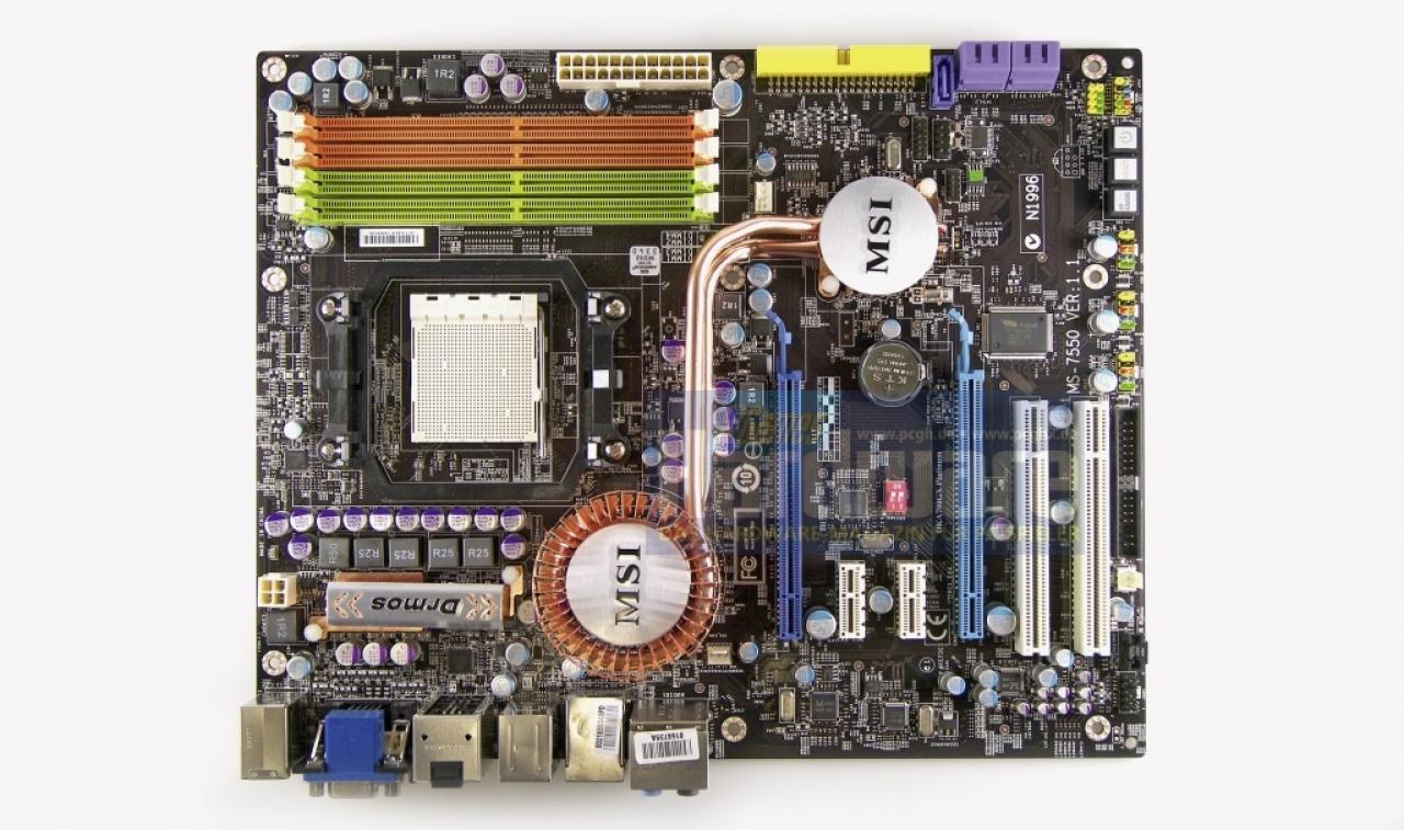 [27/10/2008] MSI DKA790GX Platinum: Sehr gut ausgestattetes 790GX-Board (Bild: PCGH)