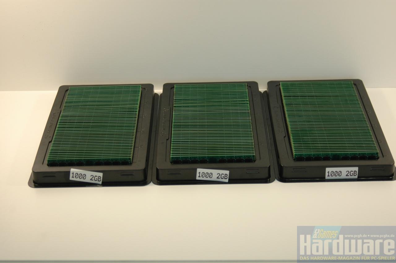 [12/10/2008] Frisch aus der Produktion: Die ersten 150 Module des PCGH-RAMs sind bereits fertig selektiert. (Bild: PCGH)