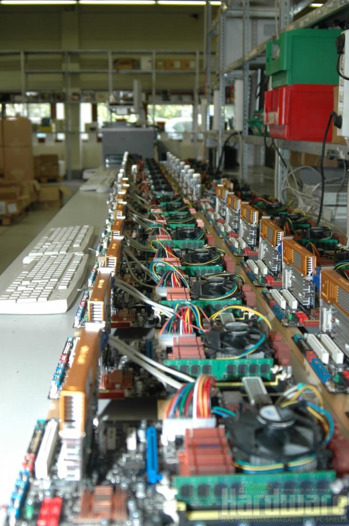 [12/10/2008] Hier beginnen die Produktionsschritte: Die Module werden an zahlreichen DDR2-Testständen selektiert. (Bild: PCGH)