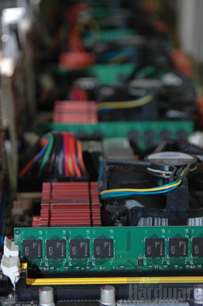 [12/10/2008] Die PCGH-Module werden hier mit dem P35-Board Asus P5K Pro getestet. (Bild: PCGH)