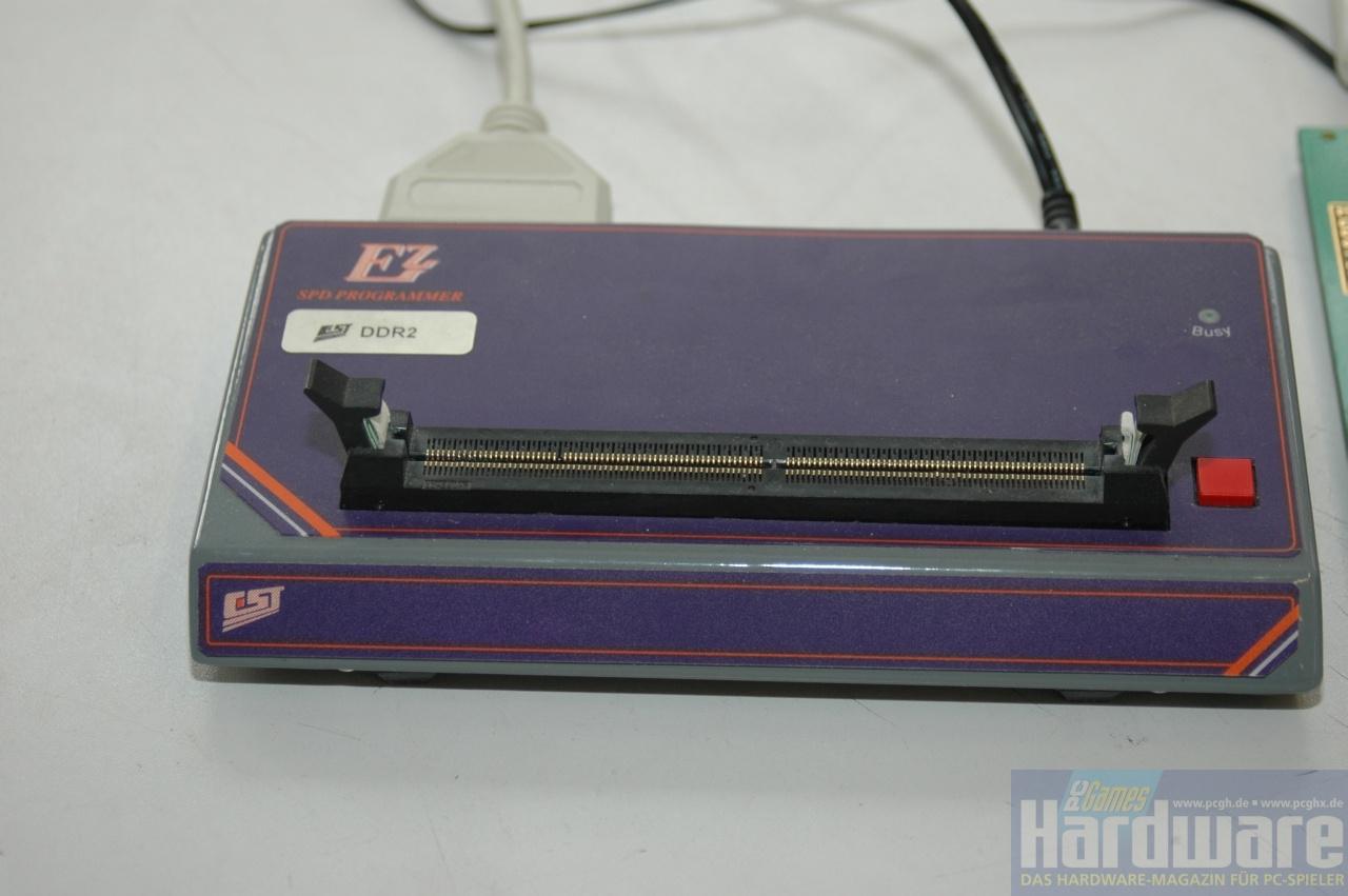 [12/10/2008] Nachdem die Module selektiert sind, setzt sie ein Mitarbeiter in den DDR2-Flasher ein. Die PCGH-Module verfügen über ein angepasstes SPD sowie ein einzigartiges EPP, damit die niedrigeren Spannungen sofort eingestellt werden. (Bild: PCGH)