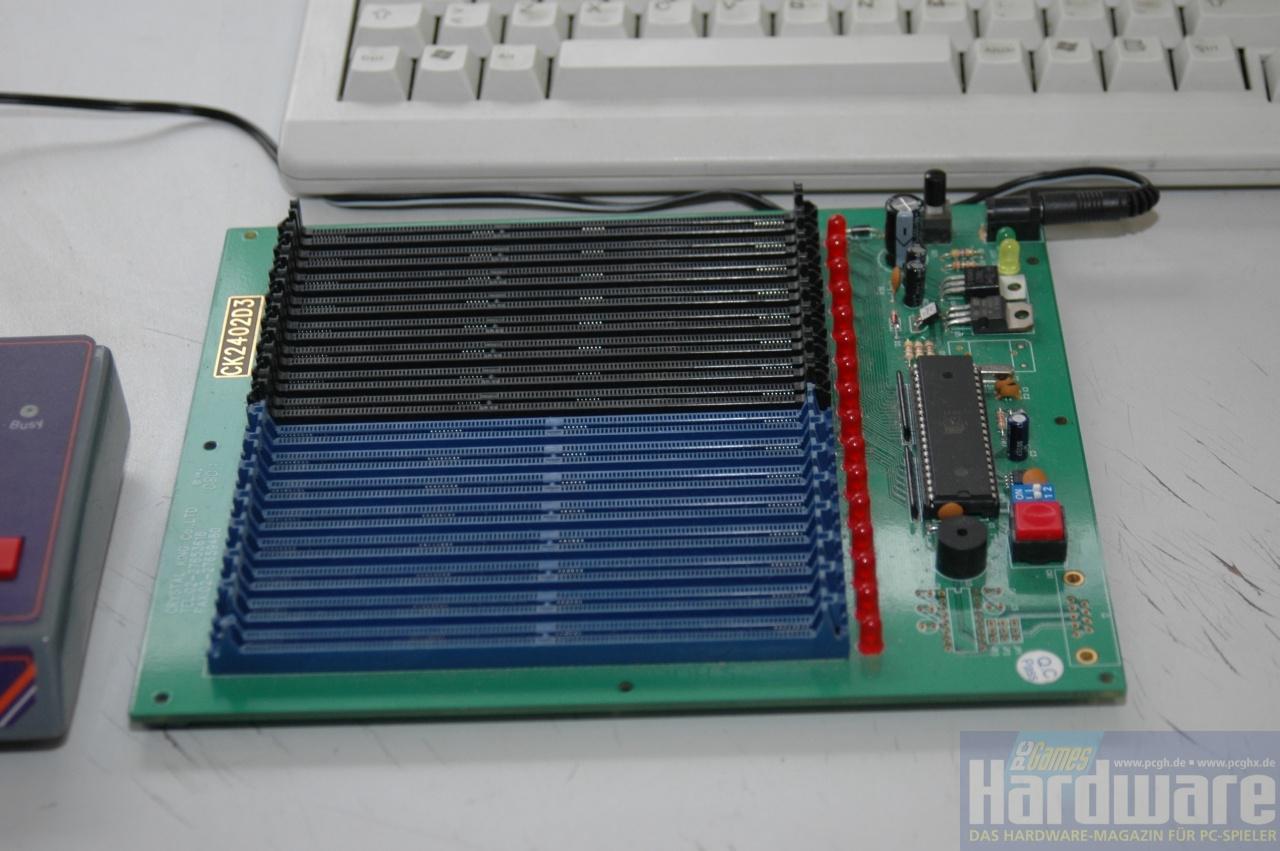 [12/10/2008] Ist das erste Modul einer Reihe erfolgreiche geflasht, wird es in den Kopierer eingesetzt. Hier spielt ein Techniker zunächst das SPD des Moduls auf den integrierten Speicher des Kopierers. Anschließend werden acht Module eingesetzt und vom integrierten Speicher aus gleichzeitig geflasht. Oben sieht man acht DDR3- und unten acht DDR2-Bänke. (Bild: PCGH)