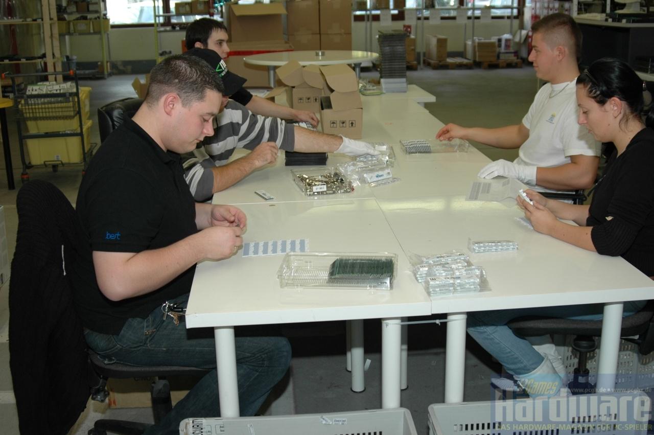[12/10/2008] Nach dem Flash-Vorgang werden die PCGH-Module jeweils einzeln in Handarbeit mit dem Heatspreader sowie einem Aufkleber versehen. Danach prüft ein Mitarbeiter ob der Kühler optimal sitzt. (Bild: PCGH)