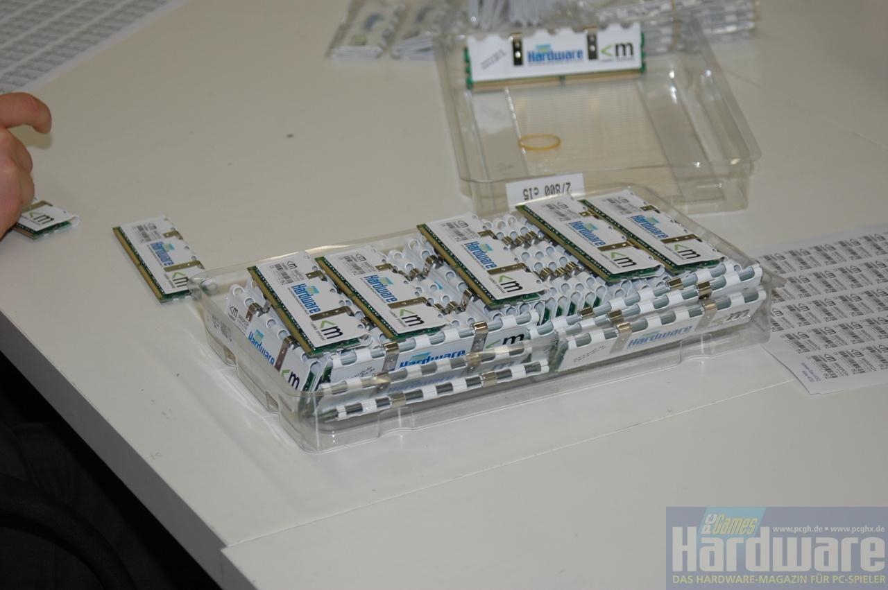 [12/10/2008] Hier liegen die fertig montierten und versandbereiten Module. Auf dem Aufkleber stehen alle wichtigen Infos wie Produktname, Takt, Latenzen und Spannungen. (Bild: PCGH)