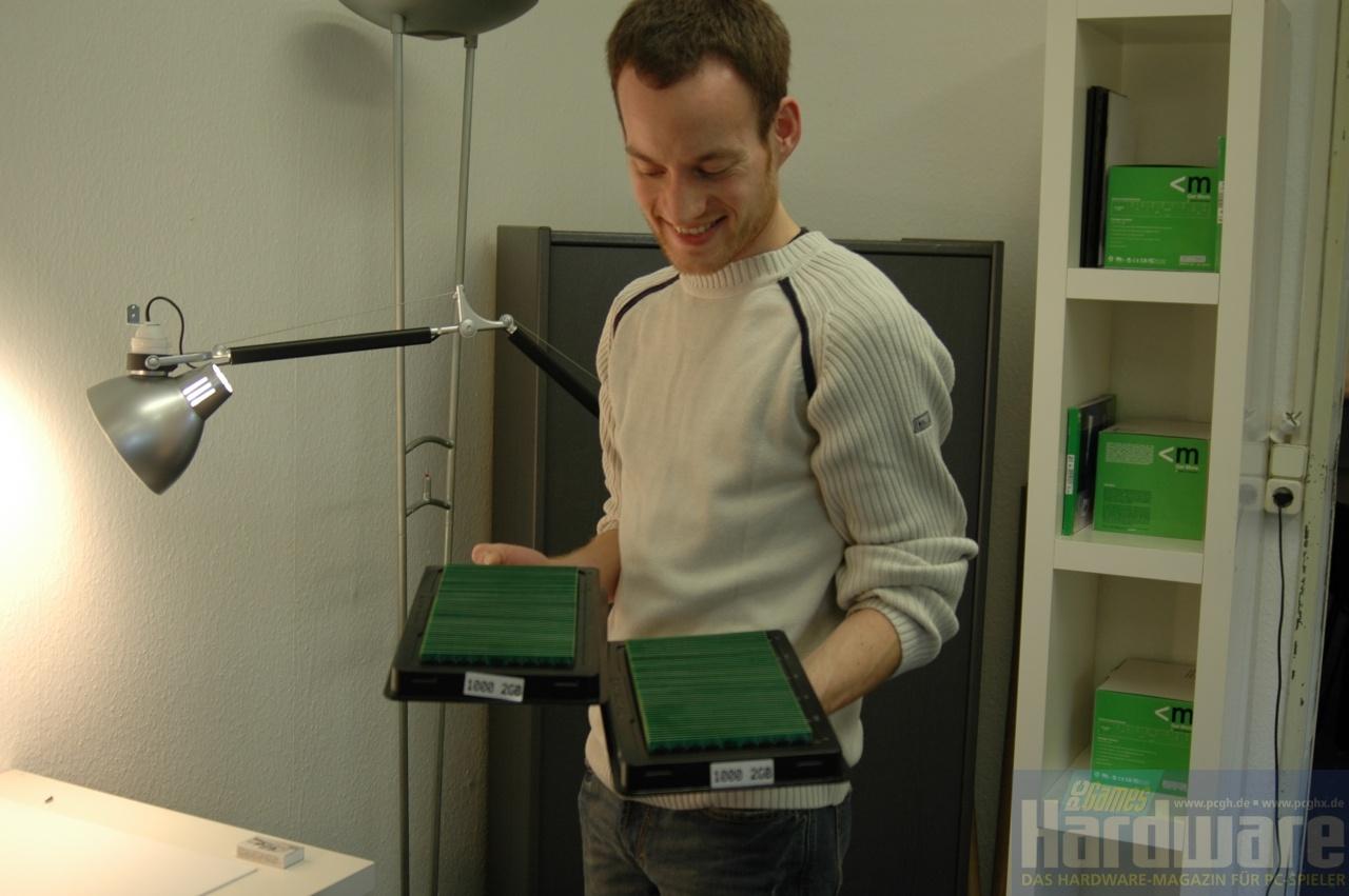 [12/10/2008] Daniel Möllendorf mit 200 GiByte PCGH-RAM. (Bild: PCGH)