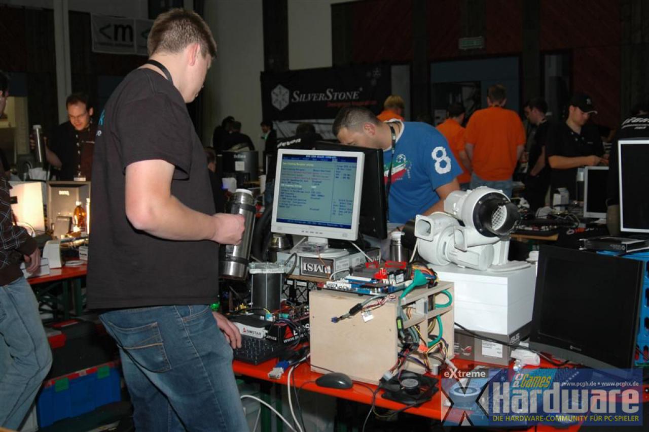 [28/10/2008] Flüssigstickstoff war zum Benchen sehr gefragt