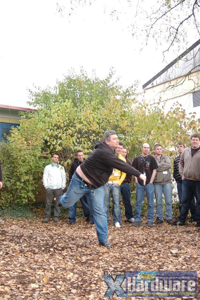 [28/10/2008] EIner der zahlreichen Wettbewerbe: Gehäuse-Weitwurf