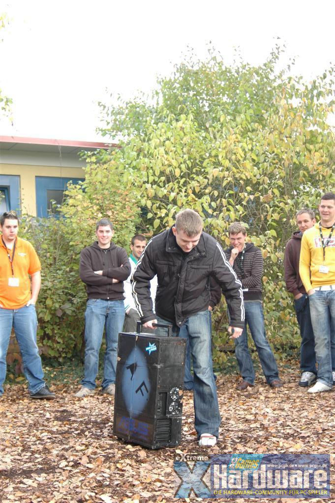 [28/10/2008] EIner der zahlreichen Wettbewerbe: Gehäuse-Weitwurf
