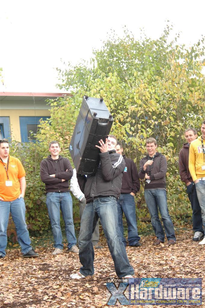 [28/10/2008] EIner der zahlreichen Wettbewerbe: Gehäuse-Weitwurf