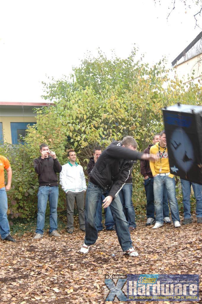 [28/10/2008] EIner der zahlreichen Wettbewerbe: Gehäuse-Weitwurf