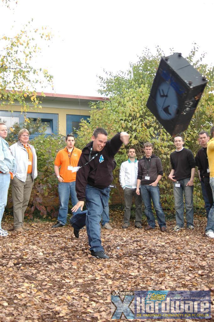 [28/10/2008] EIner der zahlreichen Wettbewerbe: Gehäuse-Weitwurf