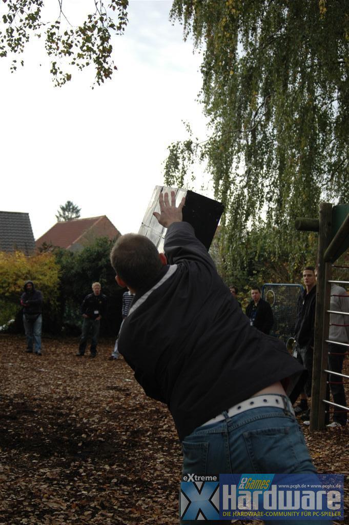 [28/10/2008] EIner der zahlreichen Wettbewerbe: Gehäuse-Weitwurf