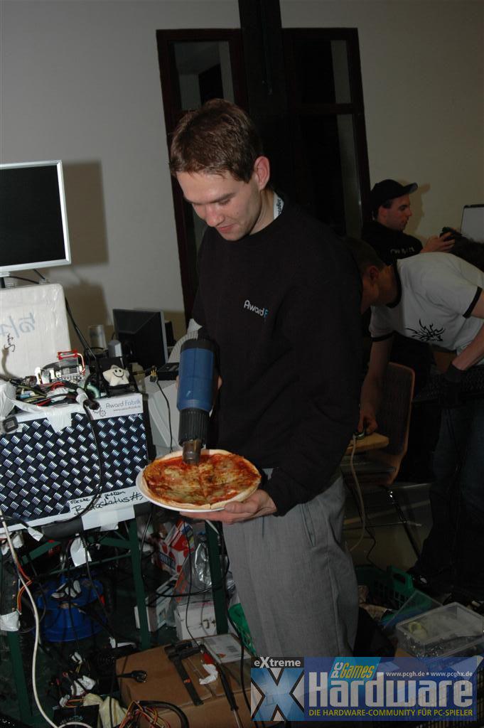 [28/10/2008] Auch gegen kalte Pizza gibt es ein Mittel: Heißluftfön ftw!