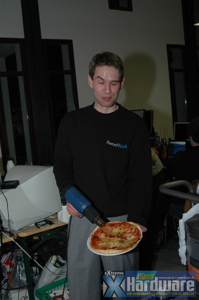 [28/10/2008] Auch gegen kalte Pizza gibt es ein Mittel: Heißluftfön ftw!