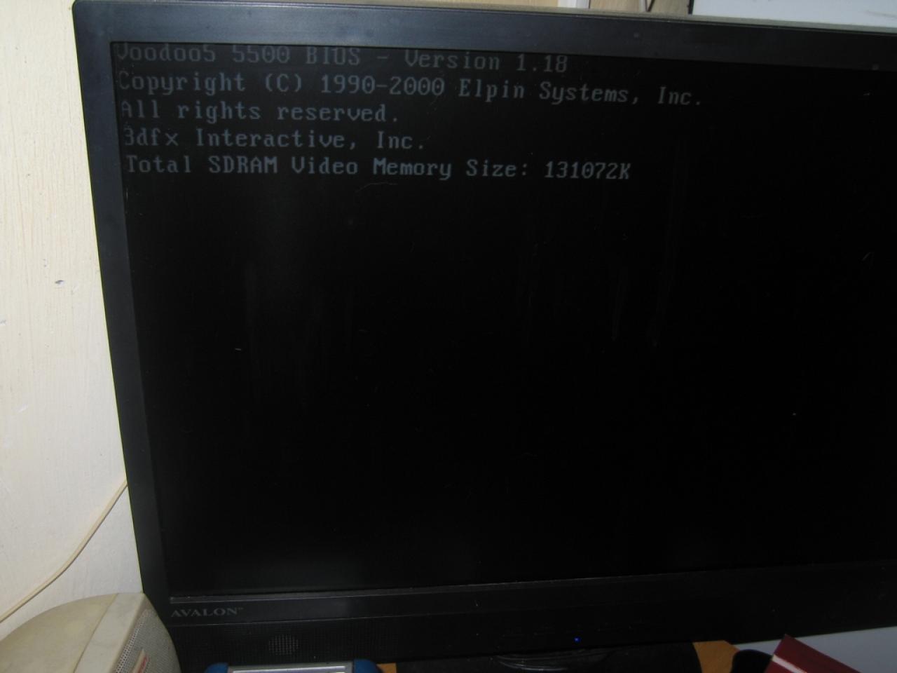 [08/10/2008] Voodoo5 5500 mit 128 MiByte VRAM: der Post-Screen. So viel Speicher hat normalerweise nur die V5 6000.