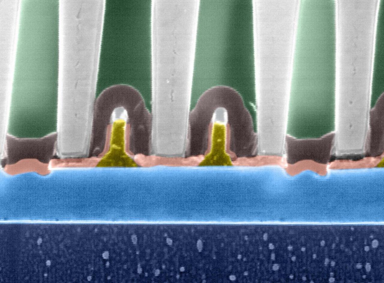 [11/10/2008] Zwei Transistoren in Silicon On Insulator Technologie auf einer IBM Power6 CPU