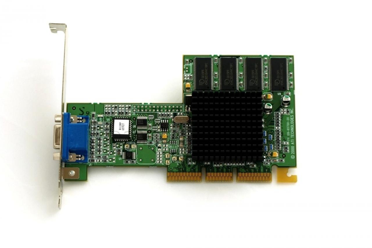 [27/11/2008] Rage 128 Pro (1999): Bereits in der Lage, in 32 Bit Farbtiefe zu rendern. 32 MiByte großen Framebuffer. Treiberqualität eher schlecht. Immerhin: iDCT-Unterstützung (inverse Discrete Cosinus Transformation) hilft CPU bei der DVD-Wiedergabe zu entlasten.