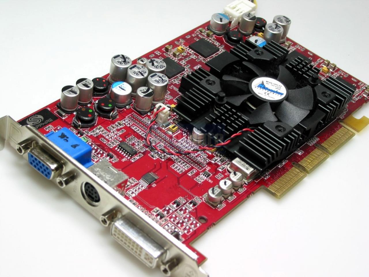 [27/11/2008] Radeon 9700 (2002): Erste DX9-GPU auf dem Markt. Zusätzliche Stromzufuhr über das Netzteil nötig, damals gute MSAA-Kantenglättung, AF noch ausbaufähig.