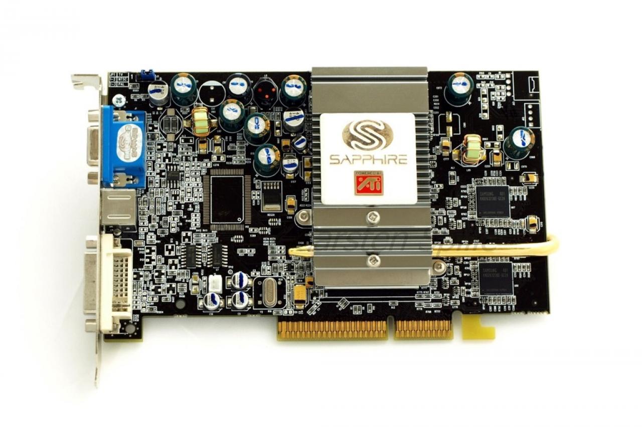 [27/11/2008] Radeon 9600/Pro (2003): 3D-Featureset wie die R300/R350, allerdings nur vier Pixel-Pipelines, 128-Bit-Speicherinterface und eine fehlenden Stufe von hierarchical-Z. Umstrittene TMU-Fähigkeit, bei trilinearer Filterung Samples einzusparen und so höhere Fps zu ungunsten der Bildqualität zu erreichen. Im Bild die Sapphihre Radeon 9600 XT Ultimate (RV360).