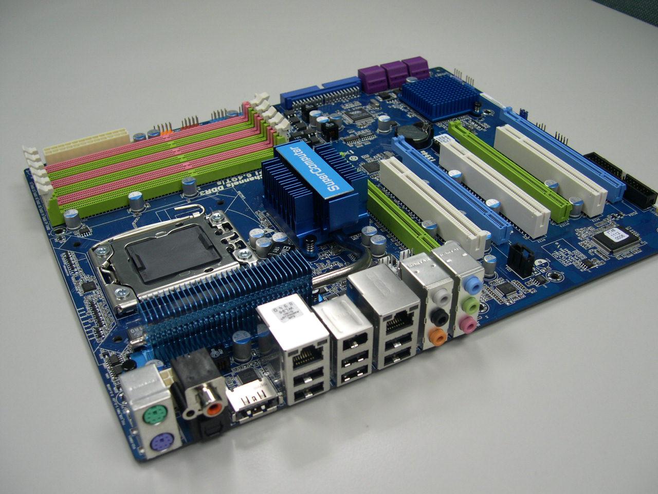 [17/11/2008] Asrock Supercomputer