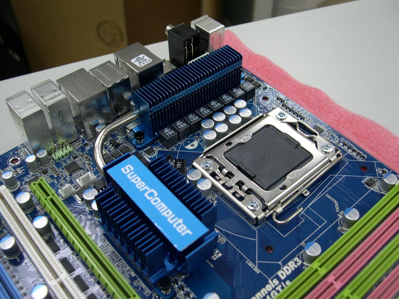 [17/11/2008] Asrock Supercomputer
