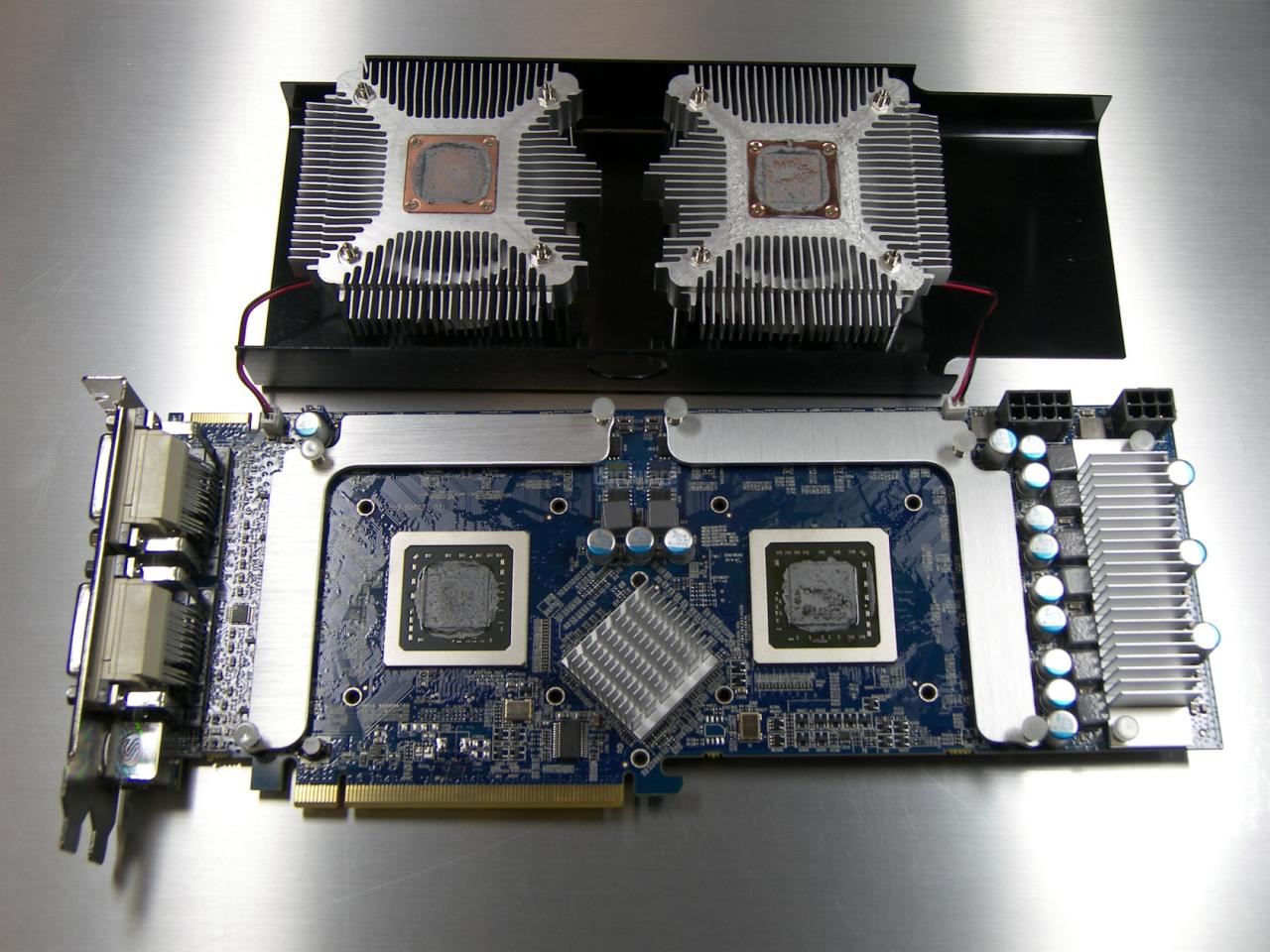 [04/11/2008] Sapphire Radeon HD 4850 X2 (2008): Ebenfalls kein AMD-Produkt, sondern ein Sapphire-exklusives Süppchen.