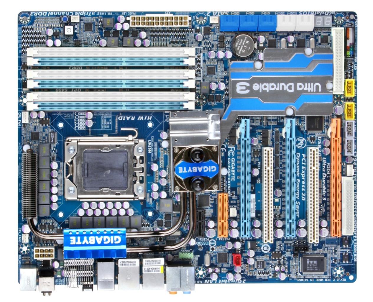 [11/11/2008] Gigabyte EX58-Extreme: Bis auf die Farben war unser Testmuster bereits final. Beim serienboard, sind RAM-Bänke und SATA-Ports hellblau sowie weiß. (Bild: PCGH)