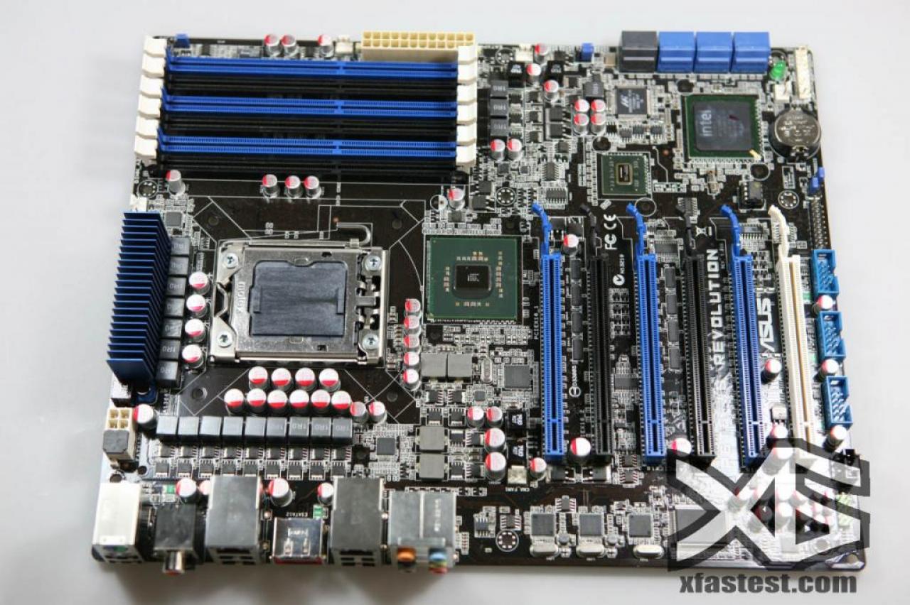 [04/11/2008] Ohne Kühler gut zu sehen: X58-Northbridge, NF200-PCI-E-Switch und ICH10-Southbridge (Bild: Xfastest.com)