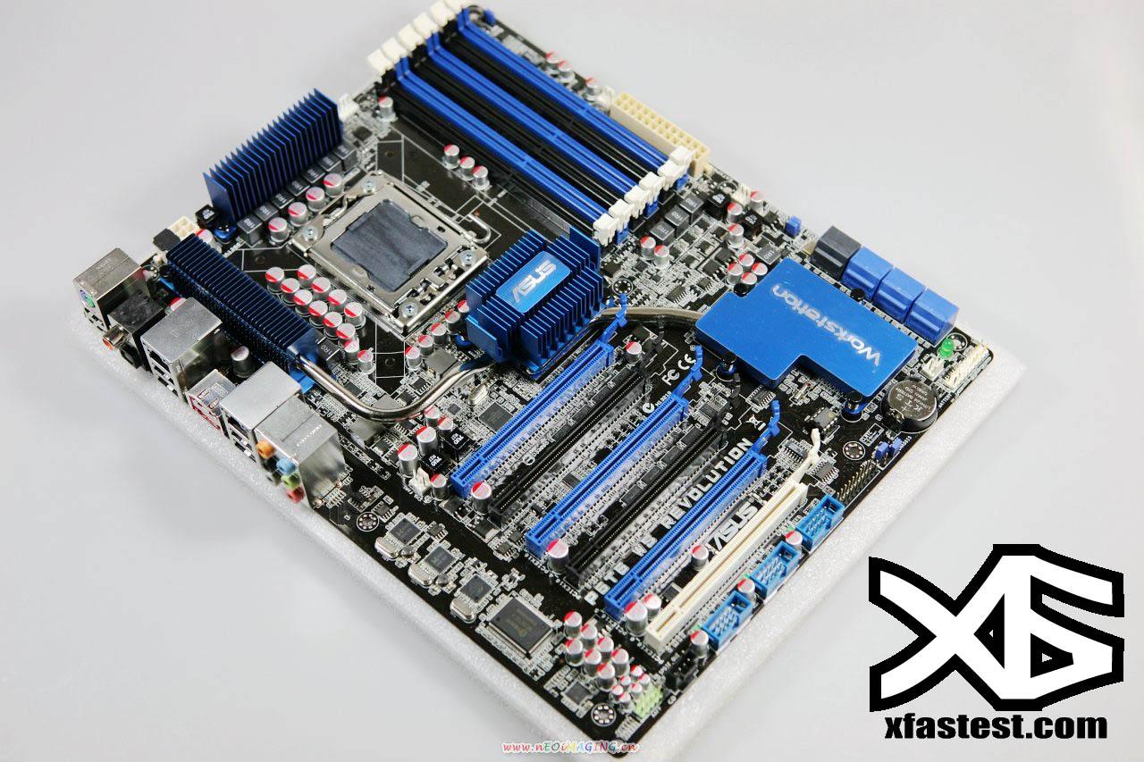 [04/11/2008] Klassische Heatpipe-Konstruktution für X58, ICH10, NF200 und die eine Hälfte der Spannungswandler, ein extra Kühlblock für die zweite Hälfte (Bild: Xfastest.com)